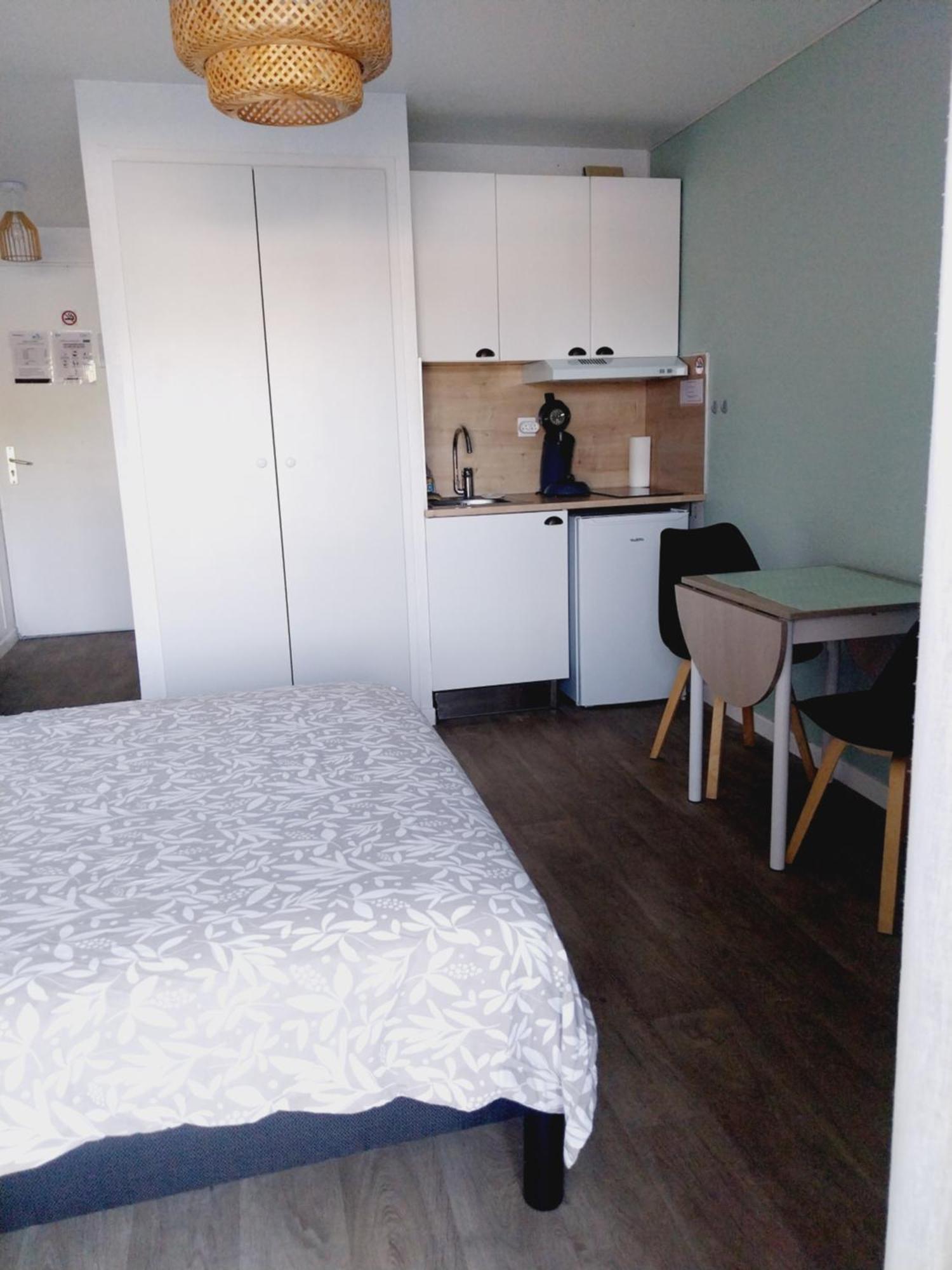 studio calme et paisible avec piscine et parking privé Balaruc-les-Bains Chambre photo